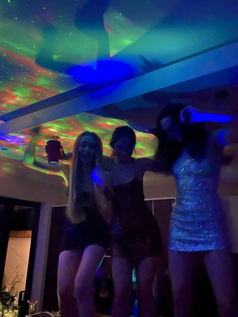 dancing in a house party Party Athestic, 18th House Party, Uk Party Aesthetic, British Party Aesthetic, Uk House Party, House Party Pictures, Party Teen Aesthetic, Aesthetic House Party, Party Astethic