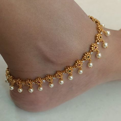 10+ Pin Worthy Anklet Designs For Your Upcoming Wedding! Ankelate Design, Payal Designs Gold, Golusu Designs, Gold Payal Design, Nupur Design, Gold Anklets Indian, Gold Anklet Designs, Payal Design, Gold Pendants For Men