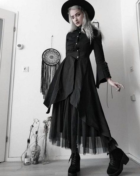 Gothic Cottagecore Fashion, Anglo Gothic Aesthetic, Witch Outfit Modern, Gothic Aesthetic Outfit, Anglo Gothic, Long Jacket For Women, Alice Clothes, Street Hijab, College Au