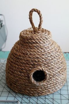 Diy Bee House, Diy Rope Design, Bee Hives Diy, Summer Patio Decor, Bee Hive Craft, Diy Bee, Honey Bee Decor, Bee House, Bee Skep