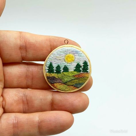 Mini Embroidery, Miniature Embroidery, Embroidered Brooch, Thread Painting, Cute Embroidery, Hand Embroidery Art, Embroidery Jewelry, Modern Embroidery, Embroidery Hoop Art