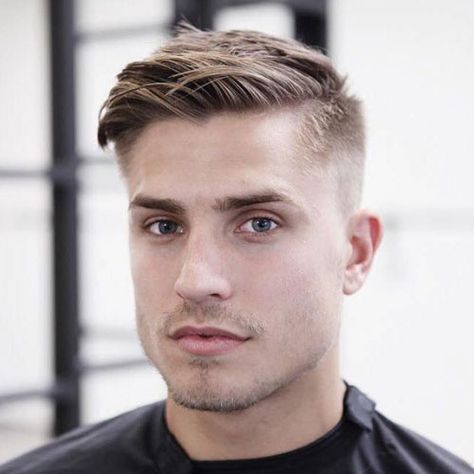 Short Side Swept Hair - Side Swept Hair For Men: Cool Men's Side Swept Hairstyles with A Fade Haircut or Undercut on the Sides and Back #menshairstyles #menshair #menshaircuts #menshaircutideas #menshairstyletrends #mensfashion #mensstyle #fade #undercut Hair Plait, Plait Styles, Updo Easy, Popular Mens Haircuts, Hairstyles Anime, Hairstyles School, Anime Hairstyles, Popular Mens Hairstyles, Office Hairstyles