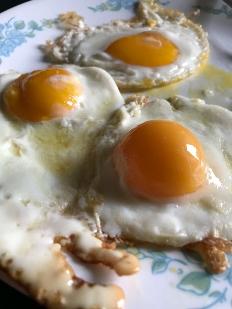 At Winslow's Table in St. Louis, the egg yolk on their buttermilk biscuit sandwich is otherworldly. Chef Michael Gallina was happy to share his secret: He freezes his eggs before frying. Perfect Fried Egg, Pantry Meals, Ways To Cook Eggs, Buttermilk Biscuit, Freezing Eggs, Biscuit Sandwich, Over Easy Eggs, Boiled Egg Diet, Eating Eggs