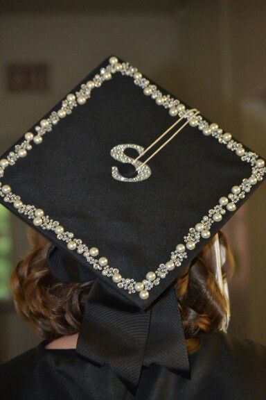 Grad Cap With Pearls, Graduation Cap Designs Gold, Simple Grad Caps, Pearl Grad Cap, Black Graduation Cap Ideas, Simple Graduation Cap Designs, Grad Cap Inspo 2024, Graduation Cap Designs Cute, Pearl Graduation Cap