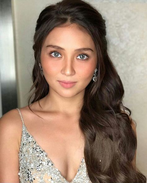 Debut Hairstyles, Kathryn Bernardo Hairstyle, Hair Style For Girls, Debut Ideas, Hairstyle Long, Prom Hair Updo, Sleek Hair, Grad Ideas, Garland Diy