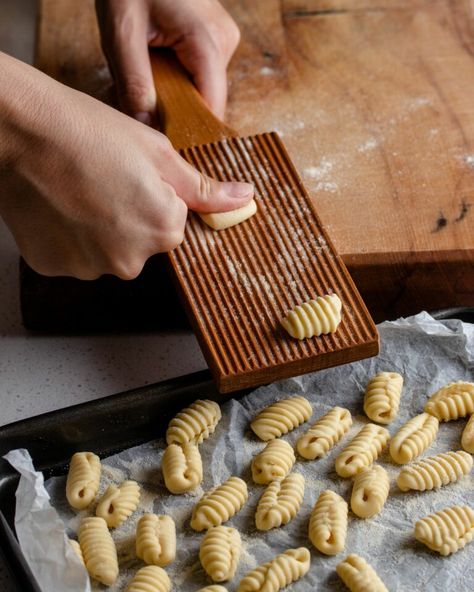 Hand rolled gnocchi sardi pasta - The Burnt Butter Table Semolina Pasta Dough, Pasta With Lemon Sauce, Gnocchi Board, Easy Homemade Pasta, Burnt Butter, Homemade Pasta Dough, Roasted Tomato Pasta, Semolina Pasta, Making Gnocchi