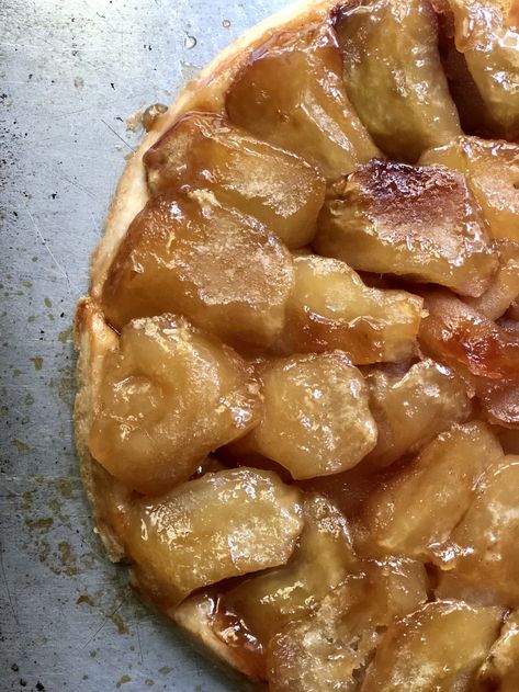 Simple Apple Tart, Tarte Tatin Recipe, French Tart, Pie Pops, Apple Tart, Dessert Pizza, Two Sisters, Cooking Techniques, Pie Crust