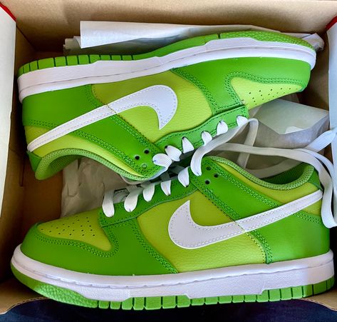 Light Green Dunks, Chlorophyll Dunks, Green Dunks, Nike Leather, Nike Waffle, Nike Air Shoes, Nikes Girl, Nike Training, Cycling Shoes