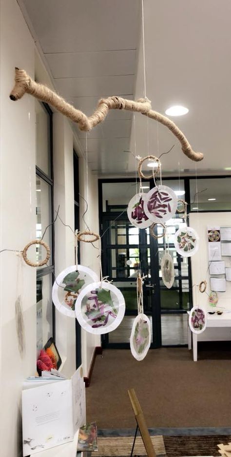 Got this picture from a facebook group called Reggio Inspired Early Childhood Educators. Reggio Emilia Hanging Art, Reggio Hanging Art, Nature In The Classroom Early Childhood, Reggio Inspired Classrooms Infants, Natural Preschool Classroom Decor, Reggio Emilia Art, Abordagem Reggio Emilia, Reggio Atelier, Reggio Art