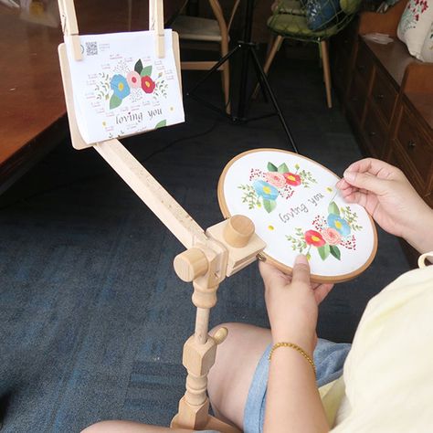 The emboridery stand is fully adjustable and made of beechwood. It will free up your hands allowing you to work on more difficult stitches such as French knots with ease and it will relieve cramped or tired hands letting you stitch for longer! Material: Beechwood Assemble instruction included. Box size; 26 x 25 x6cm Diy Embroidery Hoop Stand, Embroidery Hoop Stand, Embroidery Stand, Cross Stitch Hoop, Points Plus, Wooden Embroidery Hoops, Embroidery Tools, Framed Cross Stitch, Sewing Stitches