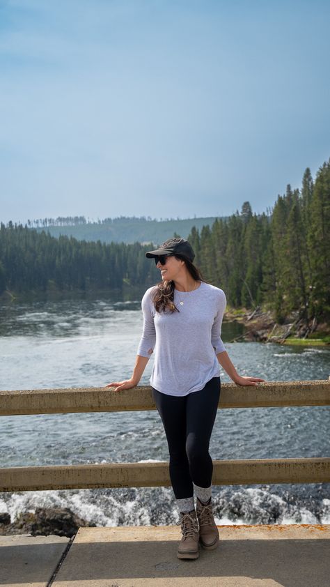 Yellowstone National Park Outfits, National Park Outfit, Park Outfit Ideas, Park Outfit, Stone Park, Yellowstone Trip, Womens Hiking, Hiking Outfits, Hiking Outfit Women