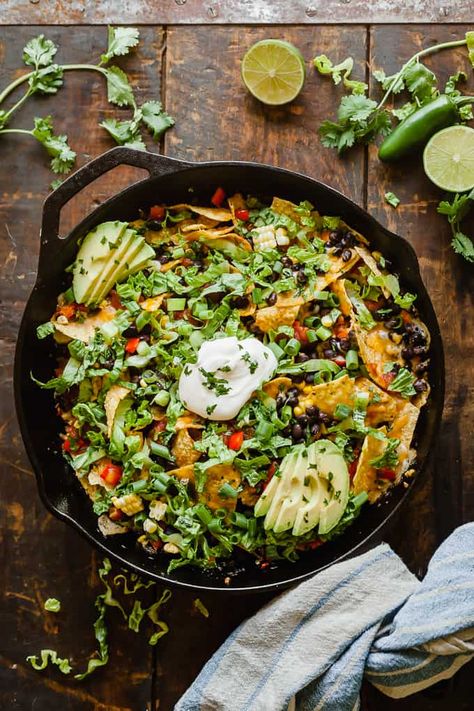 Camping Nachos, Nachos Vegetarian, Trail Meals, Campfire Nachos, Vegetarian Camping Recipes, Vegan Camping Food, Vegetarian Camping, Nacho Recipes, Cabin Food