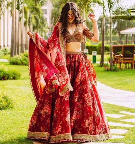 Sabyasachi Lehenga Bridal, भारतीय दुल्हन संबंधी, डिजाइनर कपड़े, Sabyasachi Bridal, Organza Bridal, Lehenga Choli Designs, Indian Outfits Lehenga, Floral Lehenga, Bollywood Lehenga