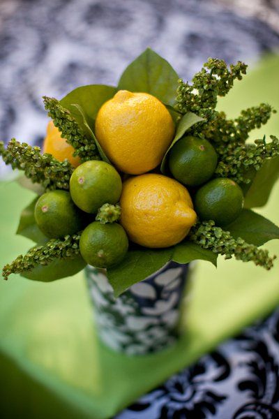 Flowerless Centerpieces, Lime Centerpiece, Fruit Bouquet Ideas, Flowers In Vases, Deco Fruit, Red Centerpieces, Fruit Centerpieces, White Weddings Reception, Decorações Com Comidas