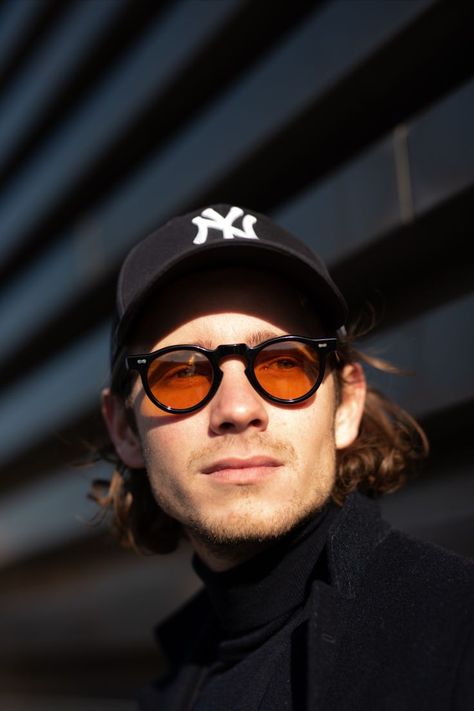 The Welt round-shaped orange lenses with attitude can easily adapt both to classic and casual styles. Men In Glasses Aesthetic, Orange Sunglasses Outfit, Men Glasses Frames, Brazil Music, People With Glasses, Round Sunglasses Men, Gq Mens Style, Man Sunglasses, Sustainable Sunglasses