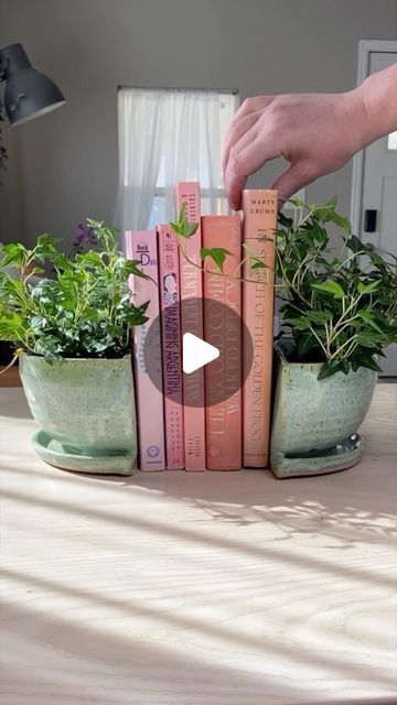 Ceramic Plant Stand, Plant Bookends, Planter Pottery Ideas, Creative Ceramic Projects, Pottery Book Ends, Ceramic Planters Ideas, Bookend Planters, Planter Bookends, Pottery Bookends