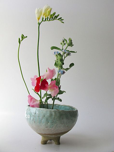 shino-takeda-jambe planteur-475x633 Shino Takeda, Arreglos Ikebana, Sogetsu Ikebana, Ikebana Arrangements, Ikebana Flower Arrangement, Ikebana Vases, Arrangement Ideas, Japanese Flowers, Arte Floral