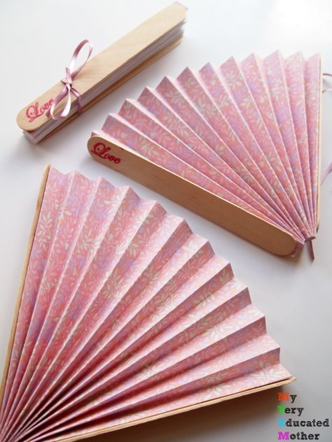 Your wedding guests will love these fans! #DIY #wedding #crafts #summertime Mother Craft, Diy Wedding Fans, Paper Fans Wedding, Fan Wedding Favors, Fan Favors, Convention Gifts, Idee Cricut, Diy Fan, Diy Papier