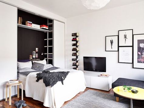 A 25 square meter studio with a very organized and chic interior Modern Small Apartment Design, Geisha House, Stick House, Apartemen Studio, Creative Closets, Cosy Flat, Closet Bed, Upstairs Loft, Rental Apartment