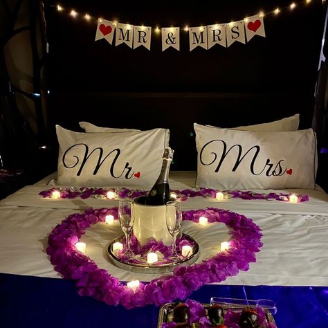 Engagement Bedroom Decorations, Just Married Bedroom Ideas, Honeymoon Sweet Room, Decorating Hotel Room For Wedding Night, Decorating Honeymoon Suite Romantic, After Wedding Hotel Room Decor, Just Married Room Decor, Honeymoon Night Bedrooms, Honeymoon Set Up Room