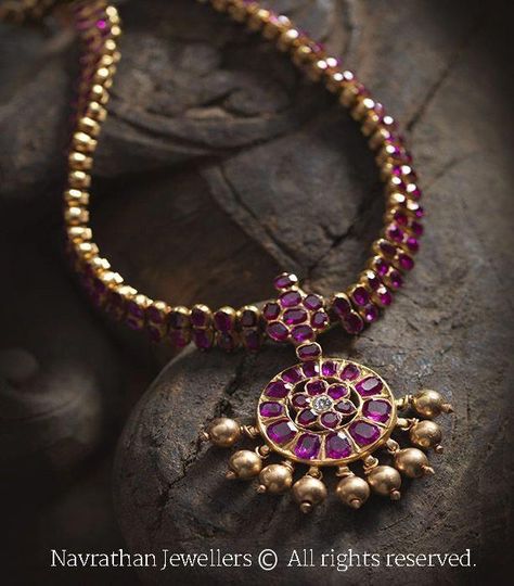 Kempu Necklace, Jewerly Necklace, Ruby Necklace Designs, Antique Gold Jewelry Indian, Trendy Jewerly, Diamond Jewelry Store, Stone Jewellery, Real Gold Jewelry, Gold Jewelry Stores