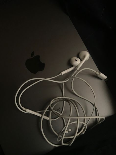 Earbuds Aesthetic, Apple Earbuds, Apple Laptop Macbook, Apple Aesthetic, Apple Laptop, You Better Work, Music Aesthetic, Apple Products, Study Motivation