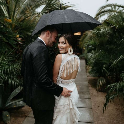 Rain Wedding Photos, Rainy Wedding Photos, Rainy Wedding Day, Rain Wedding, Wedding Posing, Umbrella Wedding, Rainy Wedding, Boda Mexicana, Bride Photography