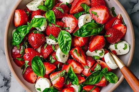 Balsamic Strawberry Caprese - Miarecipes Balsamic Strawberry Caprese, Strawberry Caprese, Veggie Salads, Ww Ideas, Food Sides, Recipes Salads, Salad Recipes Healthy Easy, Beetroot Salad, Parmesan Crusted Chicken