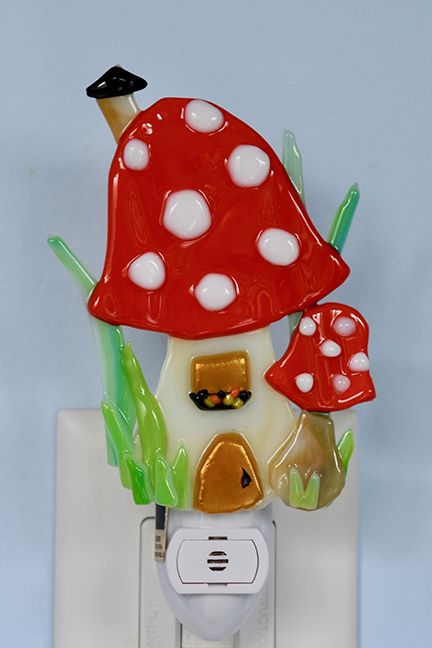 Fused Glass Red Mushroom House Nightlight Fused Glass Art Mushroom, Glaskunst Inspiration Ideas, Glasfusing Ideas, Glass Night Lights, Homemade Christmas Ornaments Diy, House Night, Nature Patterns, Stained Glass Night Lights, Mushroom Cottage