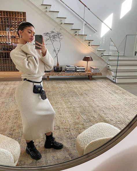 Kylie Jenner on Twitter: "my chairs match my sweater… " Stylizacje Kylie Jenner, Moda Kylie Jenner, Kylie Jenner House, Kylie Jenner Fotos, Stile Kylie Jenner, Look Kylie Jenner, Jenner House, Looks Kylie Jenner, Trajes Kylie Jenner