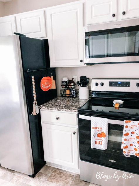 Fall Kitchen Decor Ideas, Fall Apartment Decor, Fun Fall Decor, Halloween Kitchen Decor, Fall Kitchen Decor, Fall Home Tour, Small Kitchen Decor, Halloween Kitchen, Small Apartment Decorating