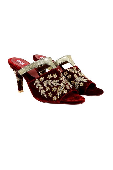 Heels Pakistani, Embroidered Wedding Shoes, Fancy Clutch Purse, Bridal Sandals Heels, Wedding Footwear, Latest Ladies Shoes, Indian Wedding Shoes, Bride Indian, Comfy Wedges