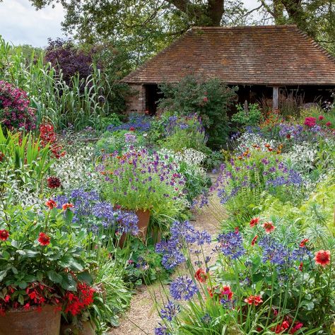 Cottage Garden Borders, Dream Garden Backyards, Front Lawn Landscaping, Naturalistic Garden, Fall Garden Vegetables, Piscina Natural, Cottage Garden Design, Recycled Garden, English Cottage Garden