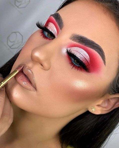 Este es el maquillaje que voy a usar en esta navidad 2020 solo que en vez de rojo voy a usar blanco y verde porque voy a tener los labios rojos. Red Eyeshadow Makeup, Red Eyeshadow Look, Red Eye Makeup, Drag Make-up, Cut Crease Makeup, Red Eyeshadow, Red Makeup, Dramatic Makeup, Makijaż Smokey Eye