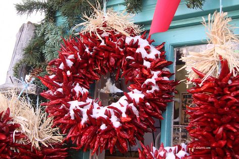 ristras Pepper Wreath, New Mexico Christmas, Southwest Christmas, New Mexico Chile, Mexico Christmas, Lights Festival, Holiday Beer, New Mexico Homes, Mexican Christmas