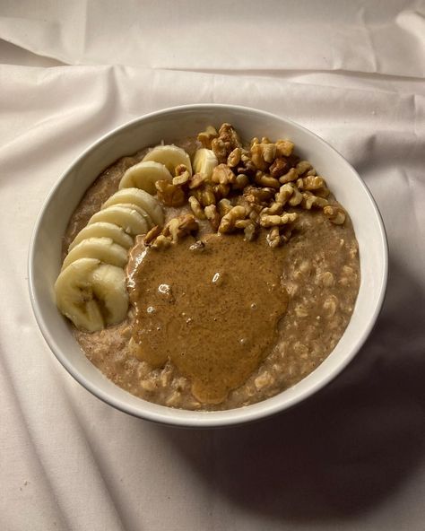 Banana nut Oatmeal Recipe 1/2 cup oats Salt Cinnamon Walnuts 1/2 banana 1/2 cups plant milk Topped with Banana Walnut Nut butter | Instagram Banana Nut Oatmeal, Plant Milk, Banana Walnut, Oatmeal Recipe, Easy Baking Recipes Desserts, Fall Food, Banana Nut, Honey And Cinnamon, Oatmeal Recipes