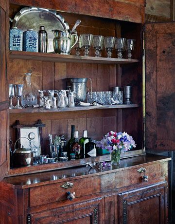 Old piece for bar Cabin Style Kitchen, Bar Decorations, Home Bar Setup, Antique Buffet, Barn Kitchen, Home Bar Design, Antique Cabinets, Antique Interior, Cabin Style