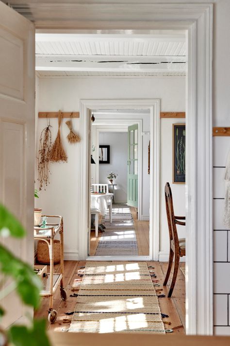 Swedish Cottage Interior Nordic Style, Nordic Cottage Interior, Swedish House Design, Swedish Cottage Interior, Scandinavian Cottage Interior, Cabin Kitchen Cabinets, Scandinavian Farmhouse Style, Swedish Summer House, Swedish Country House