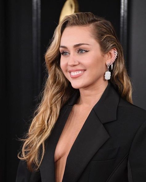 Miley Cyrus Piercings, Celebrity Piercings, Miley Cyrus Hair, Justin Bieber News, Double Ear Piercings, Celebrity Beauty, Beauty Icons, Grammy Awards, Hollywood Stars