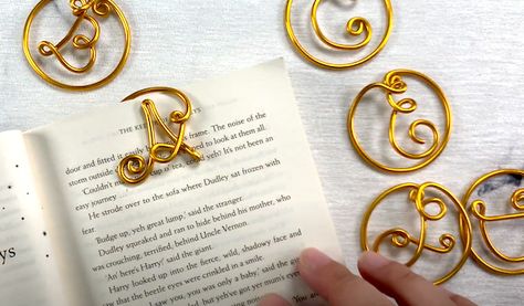 How to Make Wire Initial A to Z Bookmarks / The Beading Gem Wire Bookmarks, Wire Letters, Creative Writing Course, Free Jewellery Making Tutorials, Wire Name, Heart Bookmark, Initial A, Wire Wrapped Jewelry Tutorials, Copper Diy