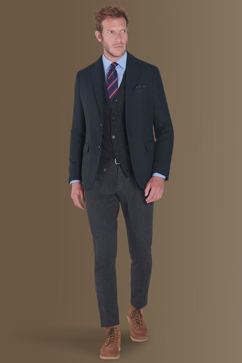 Agli amanti dello stile mix and match, testimoni dell'eleganza senza tempo del tweed, questa giacca monopetto permetterà di strutturare outfit autunnali ricchi di colori e stili. Pensata per un uomo che ami osare con il proprio guardaroba. Mix & Match, Mix And Match, Oxford, Blue, Clothes