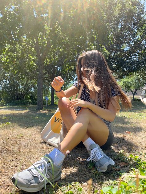 Girl wearing sneakers sitting in grass. Vogue tote bag, bike shorts, and long hair Bew Balance Outfits, New Balance 990 V5 Outfit, New Balance 990 Outfit, Casual Summer Fits, New Balance 990 V5, New Balance 990, Jean Short Outfits, New Balance Outfit, Brown Acrylic