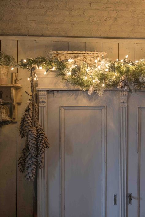 Une déco de Noël campagne chic ! - Maisons de Campagne Cosy Christmas, Magical Christmas, Adaptation, Hoop Wreath, Armoire, Cottage, Plants, Christmas, Home Decor