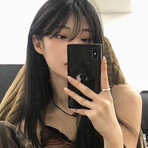 jisoo on Instagram: “😈⛓🖤” Black Hair Bangs, Ulzzang Icons, Chica Cool, Wispy Bangs, Uzzlang Girl, Long Black Hair, Grunge Hair, Dream Hair, Sports Activities