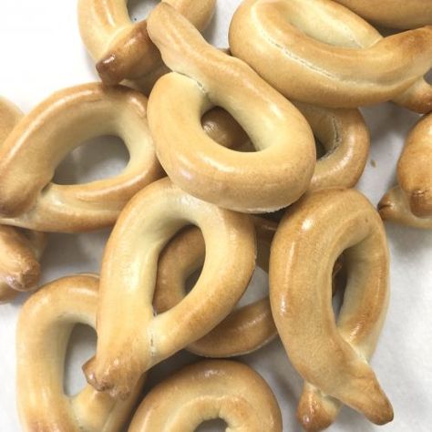 Taralli Recipe Without Wine - Gimme Yummy Recipes Taralli Recipe Italian, Turdilli Recipe, Italian Baking, Bread Stick, Italian Snacks, Italian Meals, Italian Cuisine Recipe, Italian Cookie Recipes, Italian Recipes Traditional