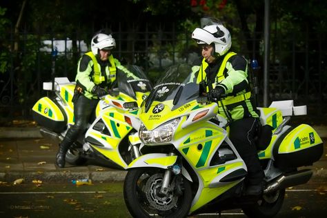 St. John Ambulance rapid response units (London, UK) St John Ambulance, Paramedic Quotes, Dr Car, Bmw R1200rt, Bmw Boxer, Kawasaki Motorcycles, Rescue Vehicles, Scooter Girl, Vintage Medical