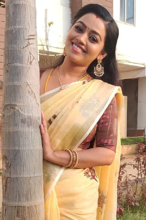 In a cream color saree and brown color elbow length sleeve blouse design Cream Color Saree, Gayathri Yuvaraj, Bridal Outfit Ideas, Saree Hairstyles, Serial Actress, Bridal Outfit, Bridal Updo, Wedding Hairstyles Updo, Wedding Updo