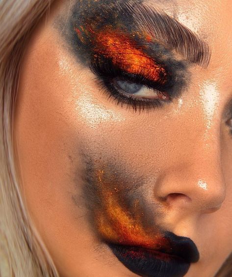 Jaydeen Sarah on Instagram: “🔥 LEO FIRE SIGN 🔥 I seem to be obsessed with fire looks lol. My skin is supposed to have specs of ‘ash’. Can’t wait to see your FIRE looks…” Fantasy Makeup Aesthetic, Halloween Makeup Themes, Fear Make Up, Leo Fire Sign, Blonde Grunge, Streaks Hair, Makeup Fantasi, Burn Makeup, Makeup Karakter