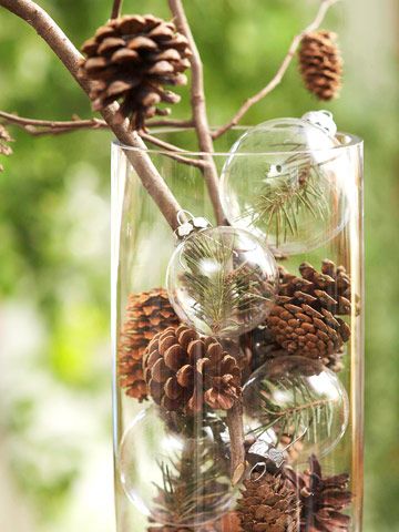 Center of Attention:: Use your pinecone-filled vase as a centerpiece. Remove the tall branches and place the vase in the middle of the table. Group pinecones and greenery around the base. For a more dramatic look, fill several vases and line them up along the table Natal Country, Pine Cone Christmas Decorations, Clear Ornaments, Pine Cone Decorations, Christmas Decorations Rustic, Deco Floral, Noel Christmas, Country Christmas, Pine Cone