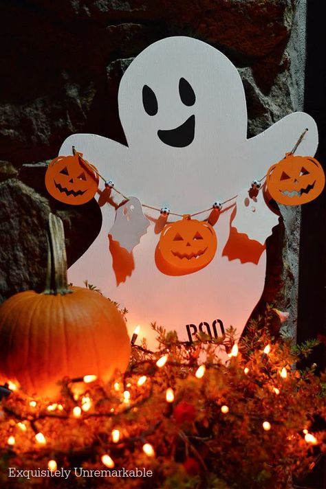 Outdoor Ghost Diy, Wooden Ghosts Diy, Wood Ghosts Diy, How To Make Ghosts For Outside, How To Make Ghosts, Wooden Halloween Signs, Wooden Ghost, Outdoor Ghosts, Pumpkin Ornaments